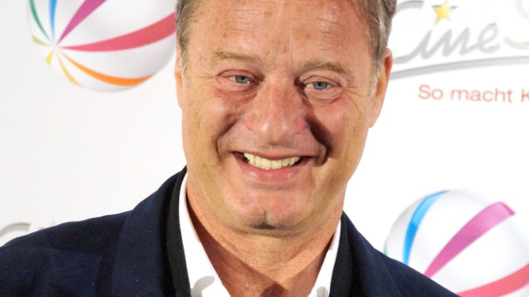 Tom Gerhardt Vermögen: So reich ist der Schauspieler Tom Gerhardt Vermögen: So reich ist der Schauspieler