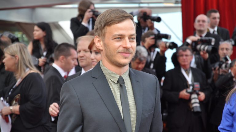 Tom Wlaschiha Vermögen: So reich ist der Schauspielstar