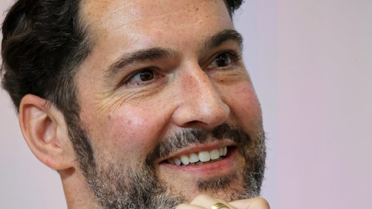 Tom Ellis Vermögen: So reich ist der Schauspieler